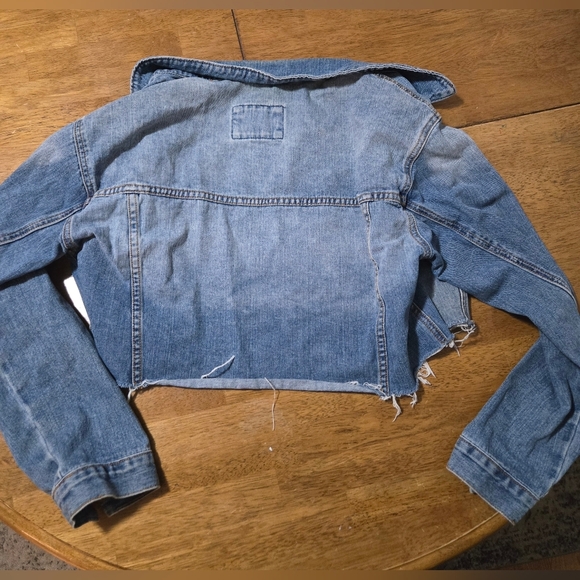 Forever 21 Jacket Womens Medium Blue Denim Crop Distressed Raw Frayed Hem - Picture 2 of 5